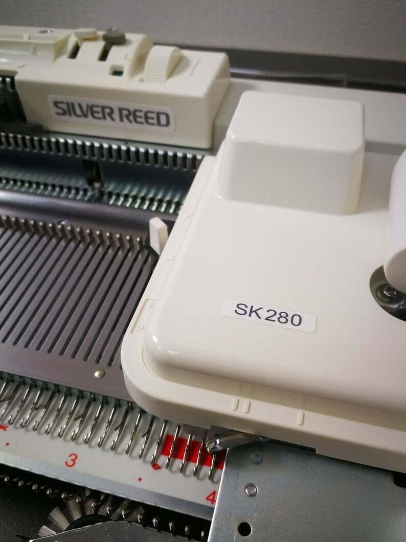 SK280 Singer / Silver Reed 24 Stitches Standard Gauge Punch card Knitting Machine