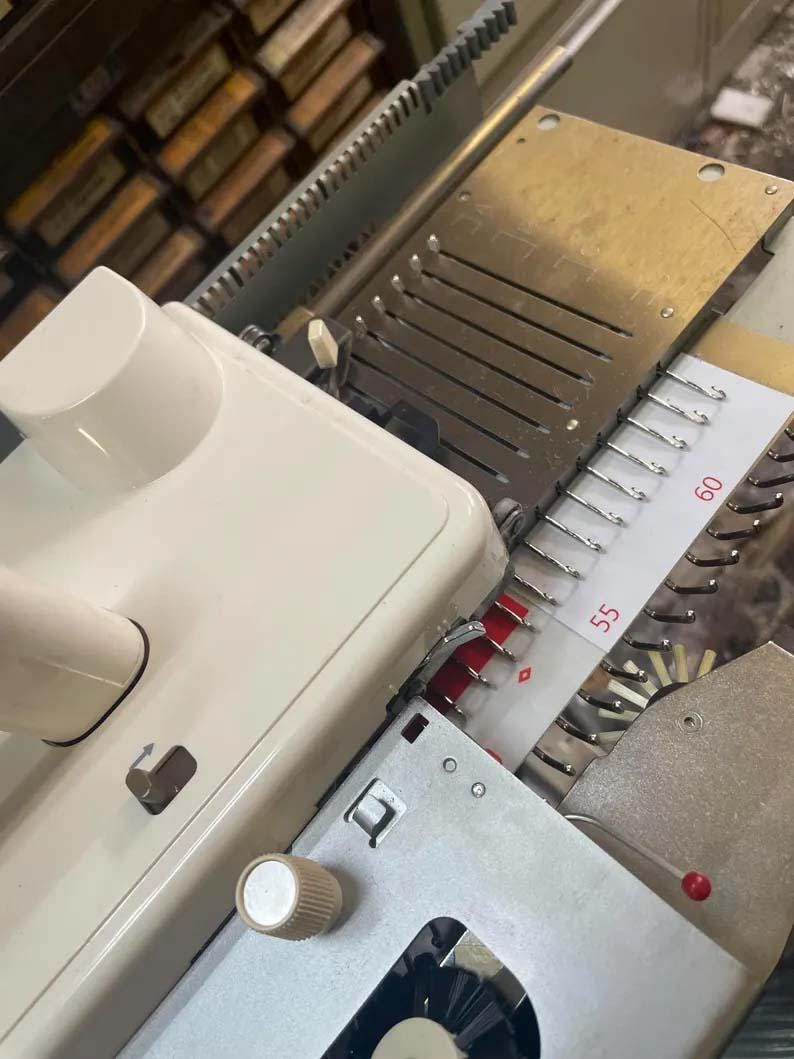 SINGER / SILVER REED SA3P Chunky Gauge Punch card Knitting Machine